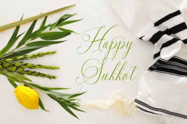 Sukkot Yahudi bayramı. Geleneksel Semboller (dört tür): Etrog, lulav, hadas, arava