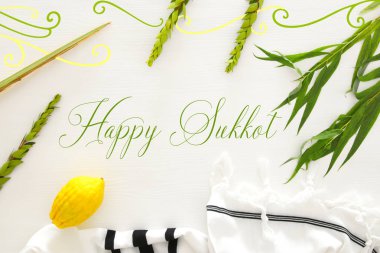Sukkot Yahudi bayramı. Geleneksel Semboller (dört tür): Etrog, lulav, hadas, arava
