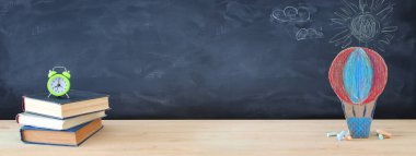 Geri okul kavramı. karton el yapımı sıcak hava balonu sınıf tahta arka plan üzerinde