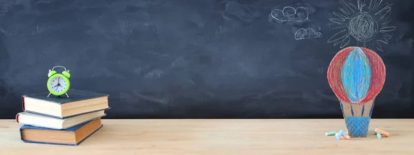 Volta Conceito Escola Cartão Feito Mão Balão Quente Sobre Sala — Fotografia de Stock