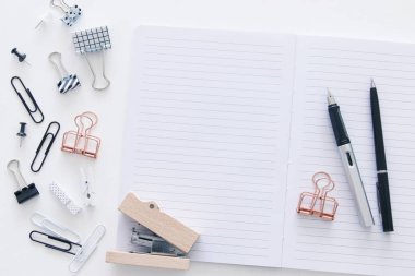 Beyaz ofis resepsiyon masası açık defter ile boş sayfaları ve diğer ofis malzemeleri ile. Üstten görünüm