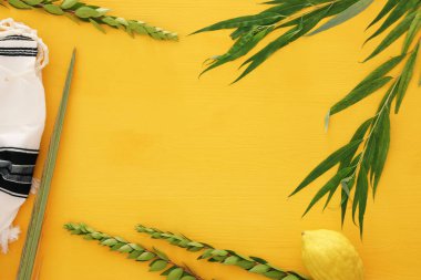 Sukkot Yahudi bayramı. Geleneksel Semboller (dört tür): Etrog, lulav, hadas, arava