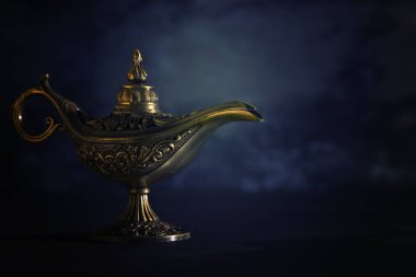 Büyülü gizemli aladdin lambayı siyah arka plan görüntüsü. Dilek ve lamba