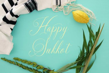 Sukkot Yahudi bayramı. Geleneksel Semboller (dört tür): Etrog, lulav, hadas, arava