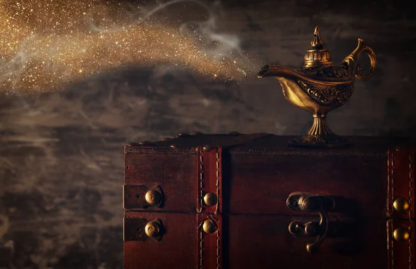 Obrázek Magické Tajemné Aladdin Lampa Třpytkami Jiskřící Kouř Nad Černým — Stock fotografie