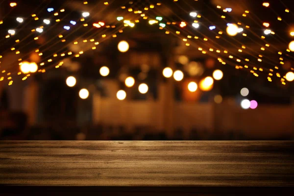 Soyut Bulanık Restoran Önünde Ahşap Masa Görüntü Arka Plan Işıklar — Stok fotoğraf