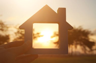 Vintage evde ot, Bahçe veya park adlı günbatımı ışık görüntü