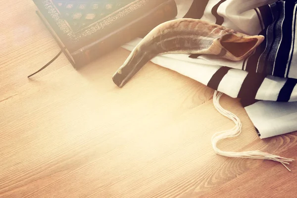 Gebetsschal Tallit Gebetbuch Und Shofar Horn Jüdischer Religiöser Symbole — Stockfoto