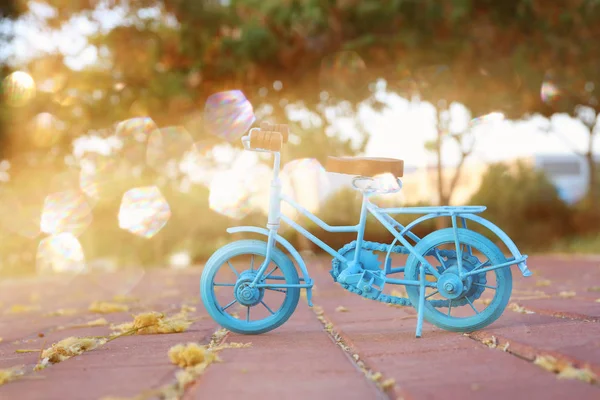 Blauw Vintage Fiets Speelgoed Wachten Buiten Bij Zonsondergang Licht — Stockfoto