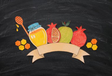 Rosh hashanah (Yahudi yeni yıl tatili) kavramı. Geleneksel semboller şekilleri kağıttan oyulmuş ve boyalı
