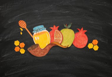 Rosh hashanah (Yahudi yeni yıl tatili) kavramı. Geleneksel semboller şekilleri kağıttan oyulmuş ve boyalı