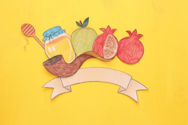 Rosh hashanah (Yahudi yeni yıl tatili) kavramı. Geleneksel semboller şekilleri kağıttan kesilmiş ve boyalı