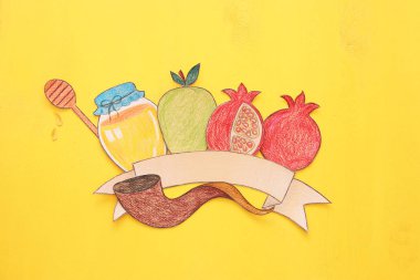 Rosh hashanah (Yahudi yeni yıl tatili) kavramı. Geleneksel semboller şekilleri kağıttan kesilmiş ve boyalı