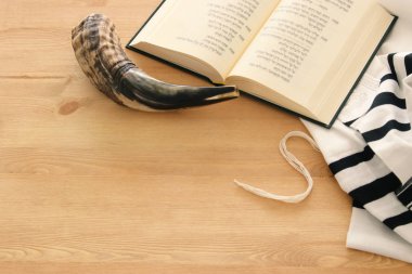 Dua şal - Tallit, dua kitabı ve Shofar (horn) Yahudi dini simgeler. Rosh hashanah (Yahudi yeni yıl tatili), kavram Şebat ve Yom kippur.