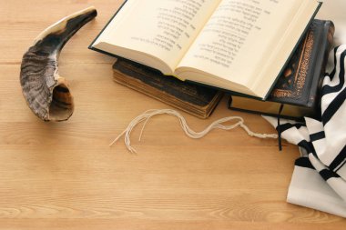 Dua şal - Tallit, dua kitabı ve Shofar (horn) Yahudi dini simgeler. Rosh hashanah (Yahudi yeni yıl tatili), kavram Şebat ve Yom kippur.