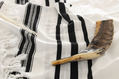 Shofar (horn) üzerinde beyaz dua talit. Rosh hashanah (Yahudi tatil) kavramı. Rosh hashanah (Yahudi yeni yıl tatili), kavram Şebat ve Yom kippur