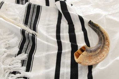 Shofar (horn) üzerinde beyaz dua talit. Rosh hashanah (Yahudi tatil) kavramı. Rosh hashanah (Yahudi yeni yıl tatili), kavram Şebat ve Yom kippur