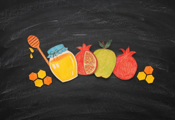 Rosh hashanah (Yahudi yeni yıl tatili) kavramı. Geleneksel semboller şekilleri kağıttan oyulmuş ve boyalı