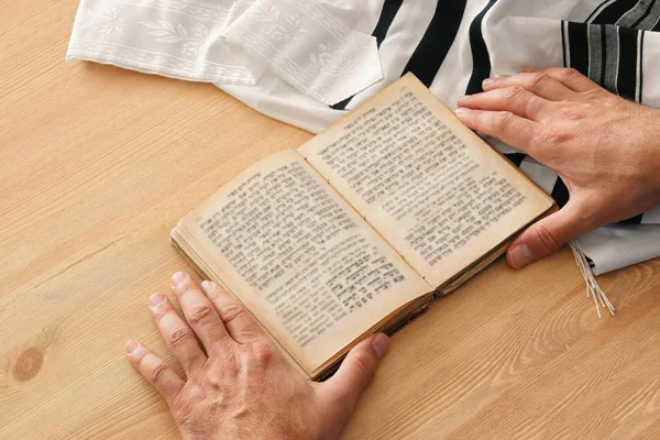 Homem Judeu Mãos Segurando Livro Orações Orando Lado Tallit Símbolos — Fotografia de Stock