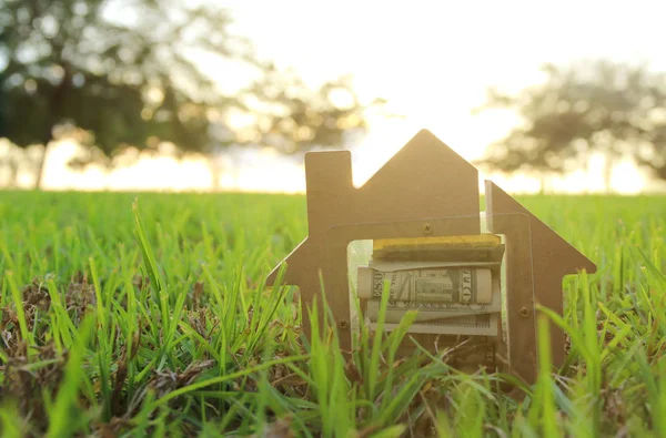 Konsep Hipotek Model Rumah Kayu Dengan Tabungan Uang Rumput Selama — Stok Foto
