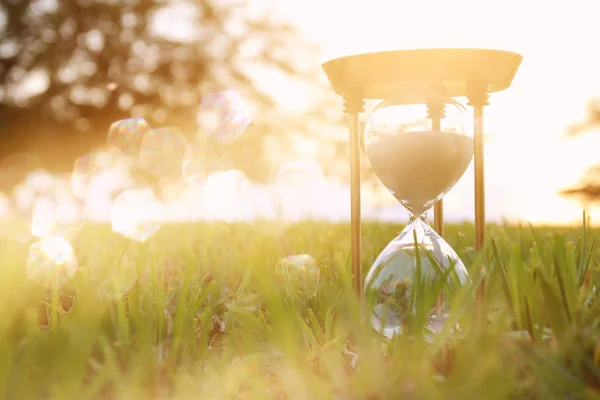 Reloj Arena Tiempo Hierba Durante Puesta Del Sol Estilo Vintage —  Fotos de Stock