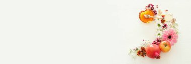 Rosh hashanah (Yahudi yeni yıl tatili) kavramı afiş. Geleneksel Semboller