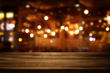 Soyut bulanık restoran önünde ahşap masa görüntü arka plan ışıklar.