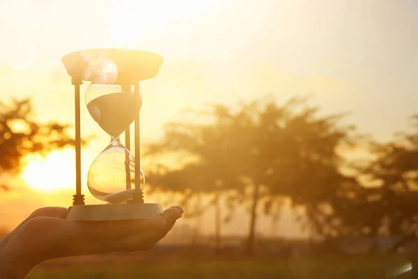 Mulher Jovem Segurando Ampulheta Durante Pôr Sol Estilo Vintage — Fotografia de Stock