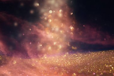 Glitter vintage ışıklar arka plan. siyah, mor ve altın. de-odaklı