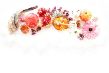 Rosh hashanah (Yahudi Yeni Yıl Tatili) kavramının suluboya tarzı ve soyut görüntüsü. Geleneksel semboller