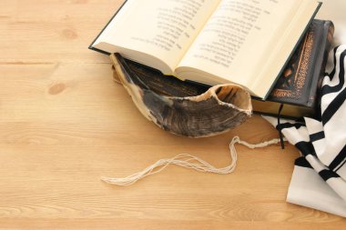 Dua şal - Tallit, dua kitabı ve Shofar (horn) Yahudi dini simgeler. Rosh hashanah (Yahudi yeni yıl tatili), kavram Şebat ve Yom kippur.