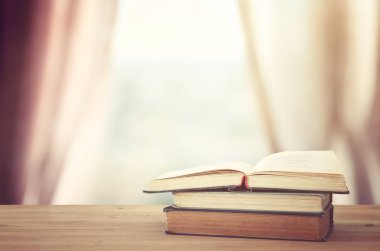 geri okul kavramı. gün ışık pencerenin önünde ahşap Resepsiyon üzerinde kitap yığını