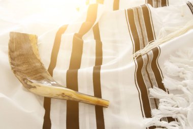 Shofar (horn) üzerinde beyaz dua talit. Rosh hashanah (Yahudi tatil) kavramı. Rosh hashanah (Yahudi yeni yıl tatili), kavram Şebat ve Yom kippur