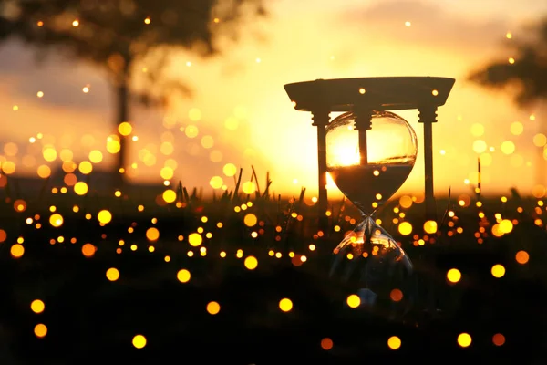 Sanduhr Gras Bei Sonnenuntergang Jahrgangsstil — Stockfoto