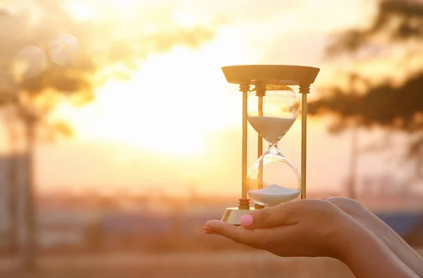 Mulher Jovem Segurando Ampulheta Durante Pôr Sol Estilo Vintage — Fotografia de Stock