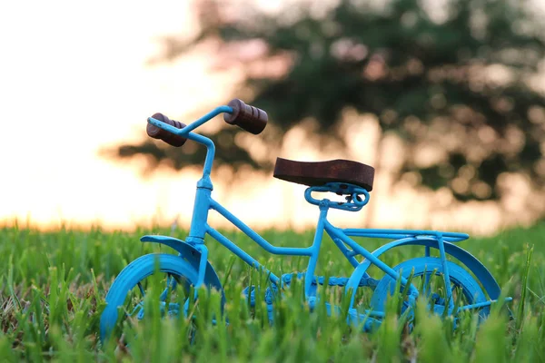 Jouet Vélo Vintage Bleu Attendant Extérieur Lumière Coucher Soleil — Photo