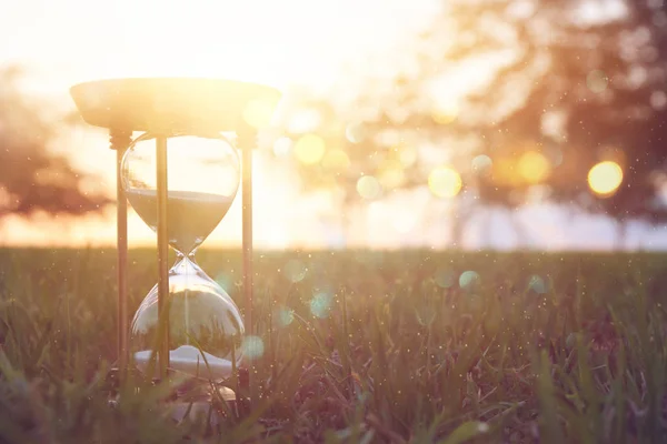 Пісочний Годинник Траву Під Час Заходу Сонця Вінтажний Стиль — стокове фото