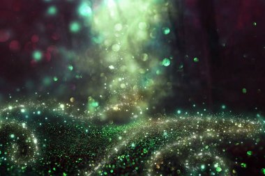 Soyut hem de büyülü gece ormanda uçan Firefly parıltı. Peri masalı kavramı