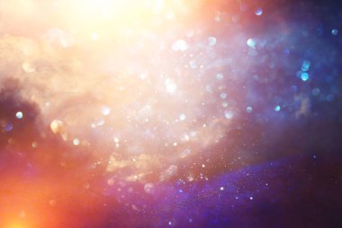 Glitter vintage ışıklar arka plan. siyah, gümüş, mor ve altın. de-odaklı