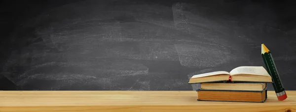 Terug Naar School Banner Stapel Boeken Houten Bureau Voor Bord — Stockfoto