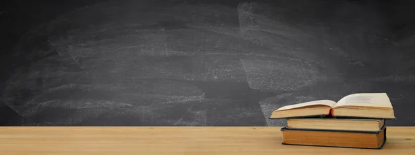 Zurück Zum Schulbanner Bücherstapel Über Holztisch Vor Schultafel — Stockfoto