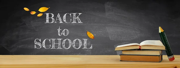 Terug Naar School Banner Stapel Boeken Houten Bureau Voor Bord — Stockfoto