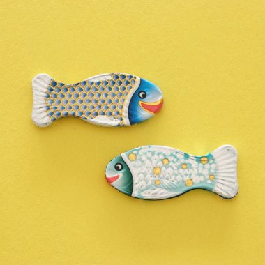 Rosh hashanah (Yahudi yeni yıl tatili) kavramı. Geleneksel sembolü, dekoratif balık