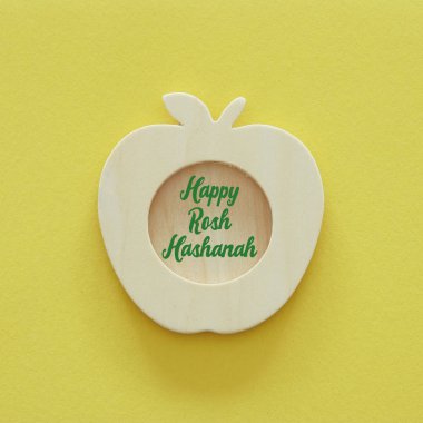 Rosh hashanah (Yahudi yeni yıl tatili) kavramı. Geleneksel sembolü, dekoratif ahşap elma