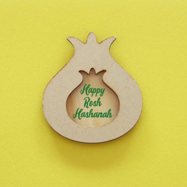 Rosh hashanah (Yahudi yeni yıl tatili) kavramı. Geleneksel sembolü, dekoratif ahşap nar