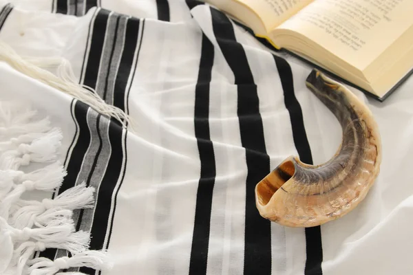 Xale Oração Tallit Livro Oração Shofar Chifre Símbolos Religiosos Judaicos — Fotografia de Stock