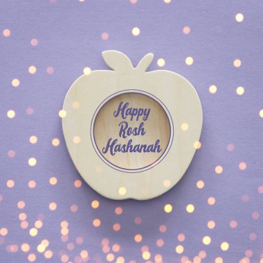 Rosh hashanah (Yahudi yeni yıl tatili) kavramı. Geleneksel sembolü, dekoratif ahşap elma