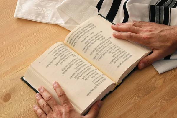Homme Juif Mains Tenant Livre Prières Priant Côté Tallit Symboles — Photo