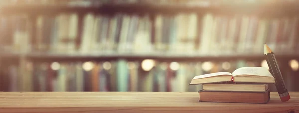 Voltar Conceito Escola Pilha Livros Sobre Mesa Madeira Frente Biblioteca — Fotografia de Stock