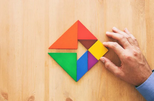 Ember Kezében Hiányzó Darabot Tér Tangram Puzzle Fából Készült Asztal — Stock Fotó